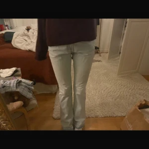 Ljusblå jeans - As snygga jeans från zara! de är i mycket bra skick💓 skriv om frågor finns!