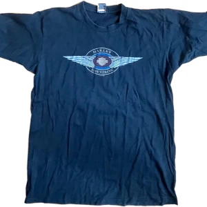 Svart Harley-Davidson t-shirt - Säljer en svart t-shirt från Harley-Davidson med tryck av en örn och texten 'Pomona Valley Montclair, CA' på baksidan. Framsidan har ett Harley-Davidson-emblem med vingar. 