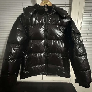 Svart moncler maya - Svart moncler maya storlek M men passa dem som har S också 