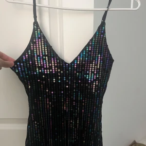 Festbody  - Festbody med glittriga detaljer, aldrig använd 