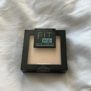 Maybelline Fit Me Matte + Poreless Puder - Säljer ett Maybelline Fit Me Matte + Poreless puder i nyansen 105 Natural Ivory. Perfekt för att få en matt och jämn finish💕Är inte använd/aldrig öppnad och säljer då jag fick den i julklapp, men jag har slutat använda just detta pudret❤️
