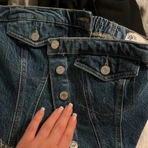 Jeanskjol med knappar från Zara - Jeans topp från zara använd 2-3 gånger passar S-M