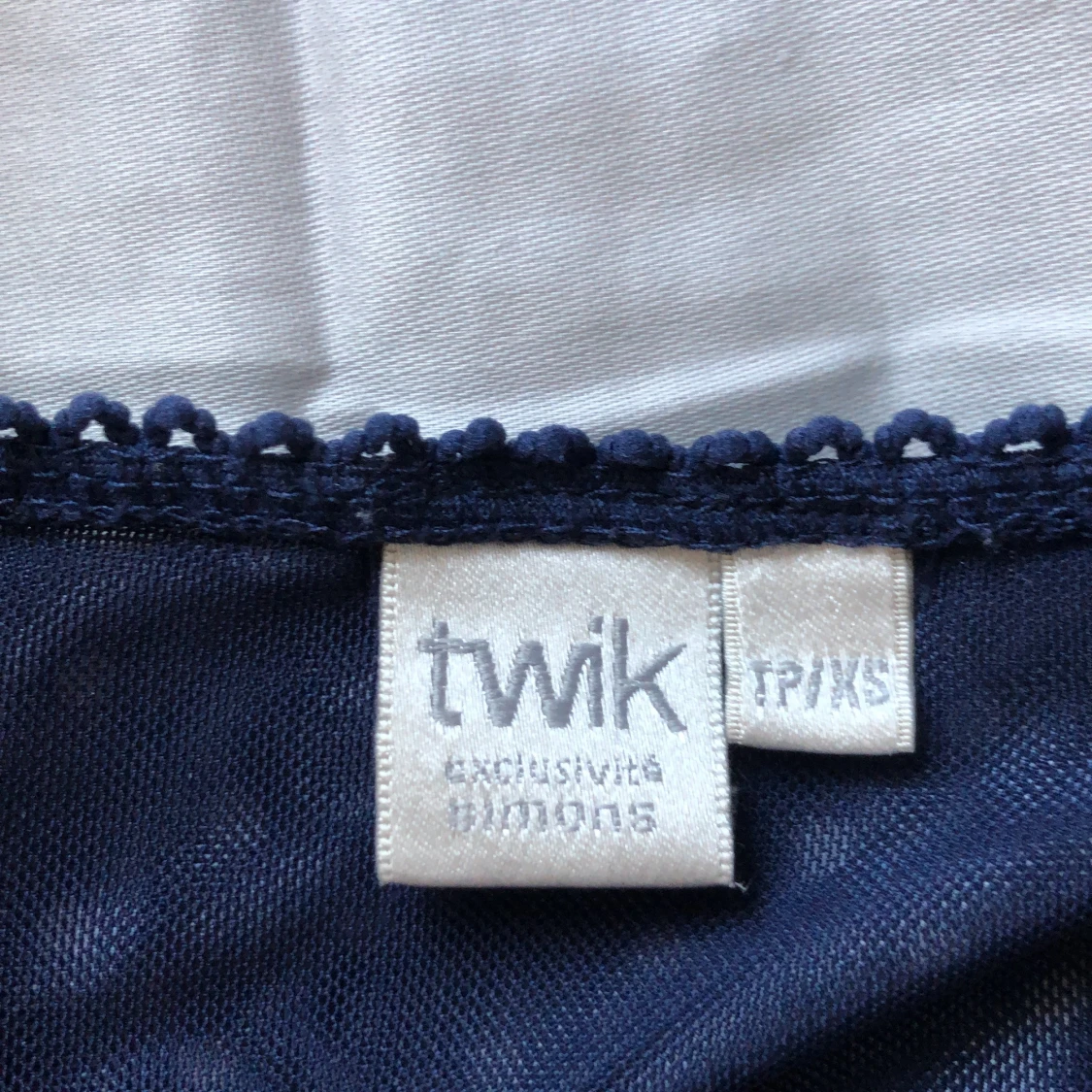 Mörkblå prickig topp från Twik - 2