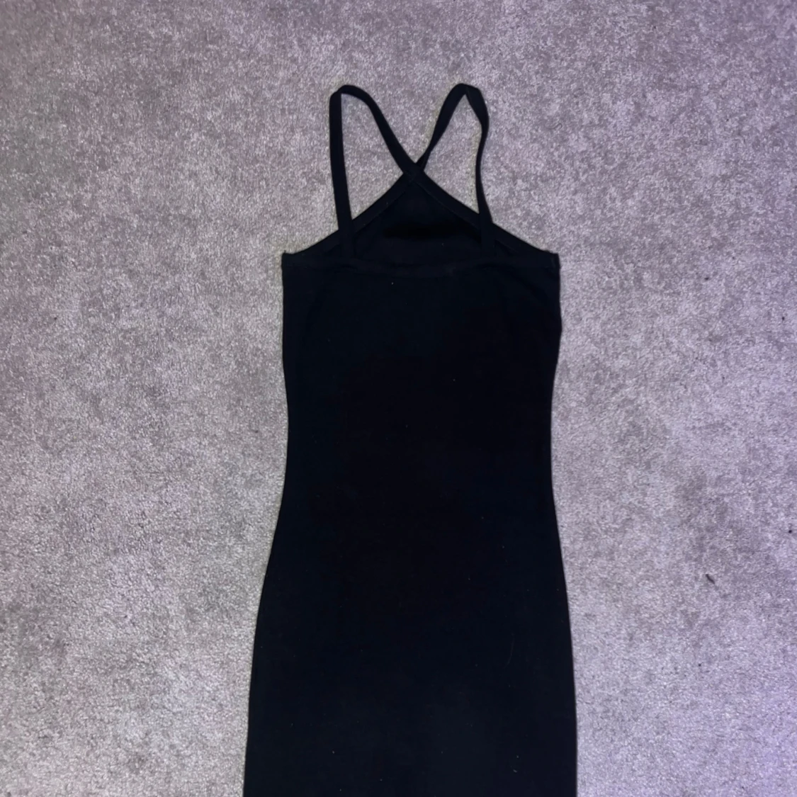 Svart klänning med korsade axelband - 1