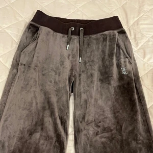 Bruna byxor från Juicy Couture - Snygga bruna byxor från Juicy Couture med text på baksidan. Har haft på flera gånger