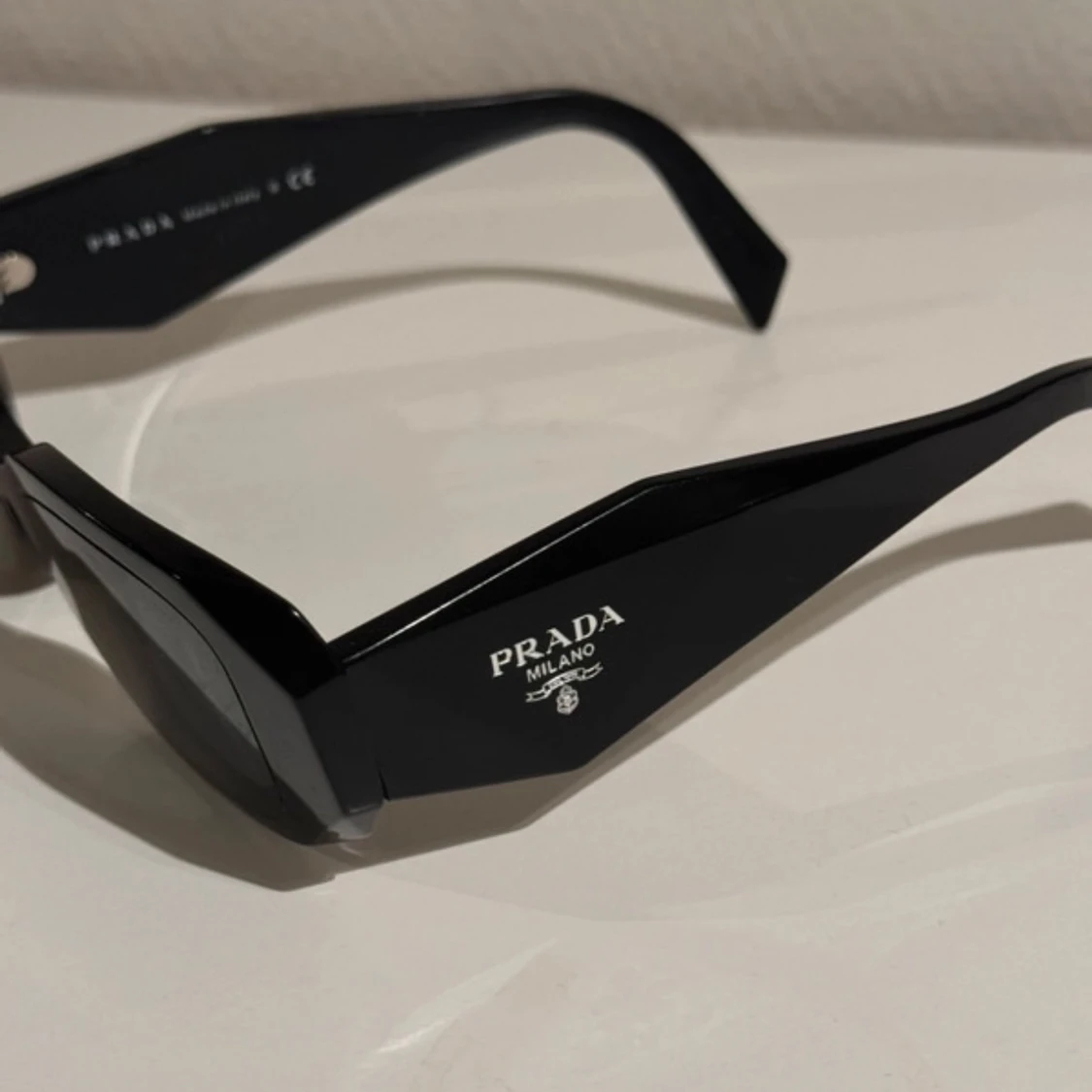 Svarta solglasögon från Prada - 1