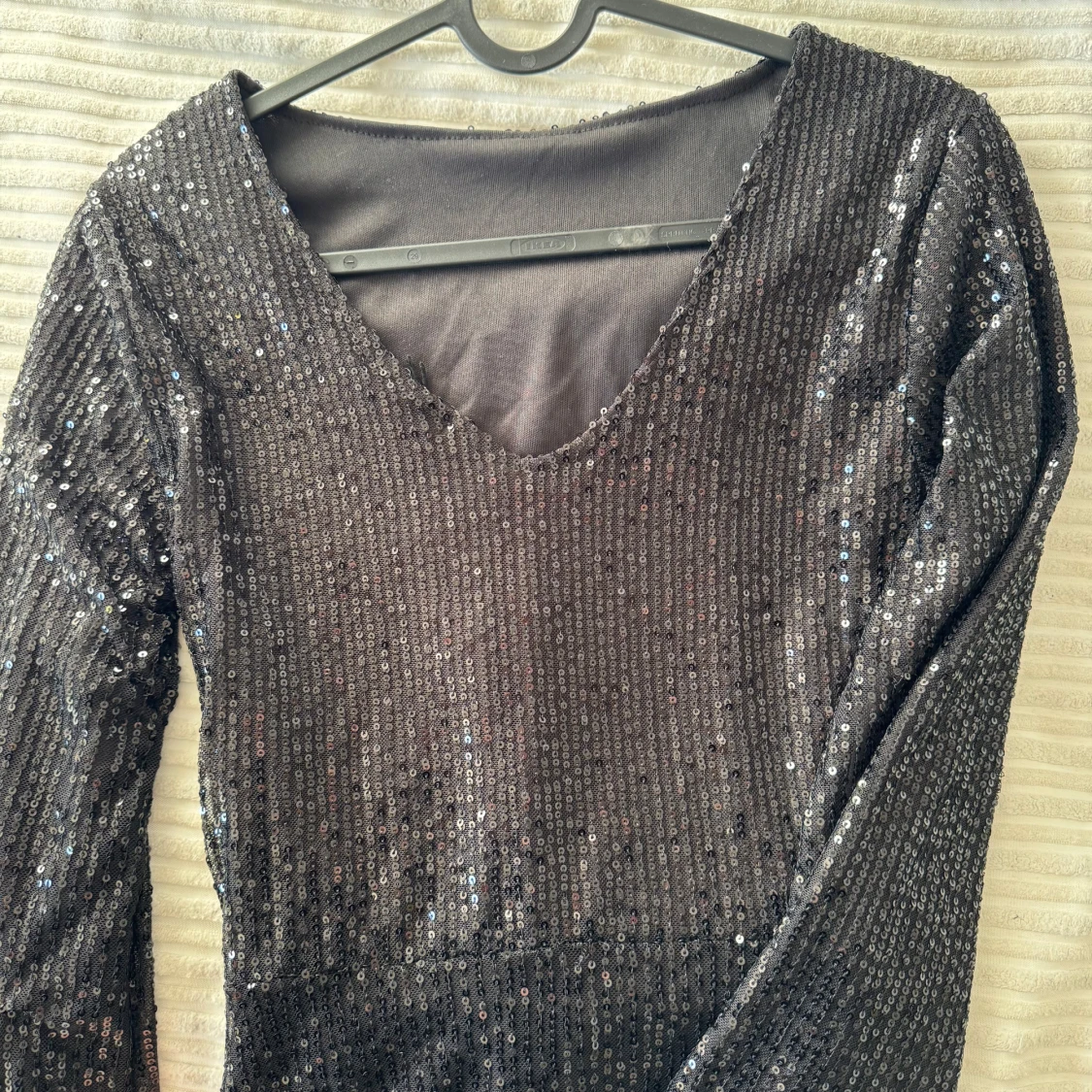 Svart glittrig klänning från Meet x Tiger