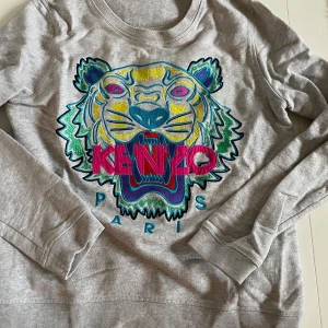 Grå Kenzo tröja - Säljer min skitsnygga Kenzo Paris tröja. Återigen står det M men jag skulle säga att den är liten i storleken och därför sätta XS-S.