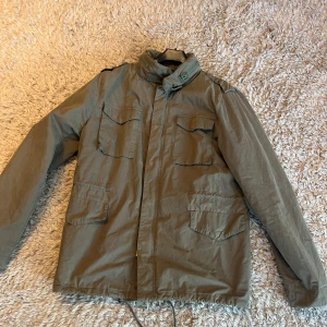 Grön field jacka från vailent - Snygg grön jacka från Vailent med flera praktiska fickor och dragkedja. Perfekt för höst och vår. Jackan har en stilren design med långa ärmar och justerbar nederkant. Hör av er vid frågor!👍