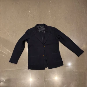 John Henric stickad kavaj, använd 3-4 ggr - Blå stickad kavaj från John Henric i mycket bra skick, använd 3-4 ggr. Slutsåld hos John Henric. Nypris 1499 kr. Storlek XS, snyggt skuren slim passform