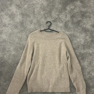 Beige stickad tröja - Säljer den för den är för liten och för den inte kommer till användning. Det är i storlek xs och den är beige, brun i färg.  Den är från vero Moda och frakten ingår i priset 