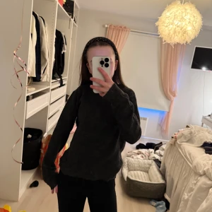 Mörkgrå stickad tröja  - Säljer en stilren mörkgrå stickad tröja från pull&bear. Tröjan har en klassisk rund halsringning och långa ärmar, perfekt för kyliga dagar. Passar både till vardags och mer uppklädda tillfällen.