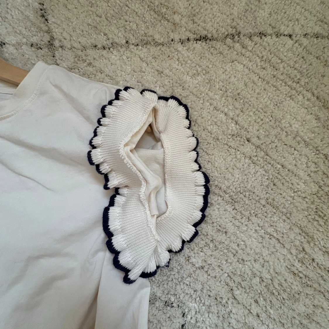 Vit t-shirt med volangdetaljer från Zara - 2