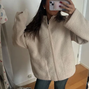 teddyjacka - såå gosig teddy fleece köpt i köpenhamn strl L jag är vanligtvis en xs/s