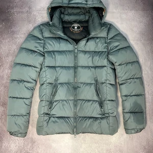 Save The Duck jacka - Vårens här, och vad passar bättre än att fräscha upp din garderob med denna fantastiska Save the Duck-jacka? Den är lätt som en fjäder, så du kan känna dig som en vårfågel som fladdrar omkring utan att frysa! 🐦✨