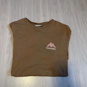 Brun graphic Tee - Säljer en brun graphic Tee från H&M.