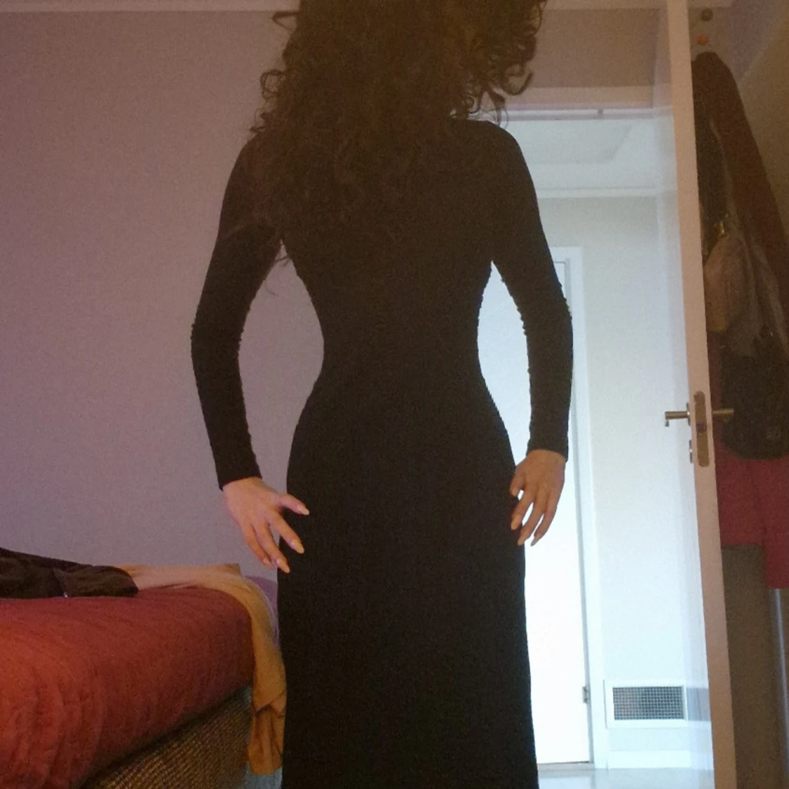 Svart ribbad klänning med öppen rygg - 2