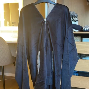 Marinblå kofta  från Esmara - Snygg svart kofta från Esmara med långa ärmar och en dragkedja framtill. Koftan  har glittriga detaljer på sidorna som ger en extra touch. Perfekt för en stilren look.