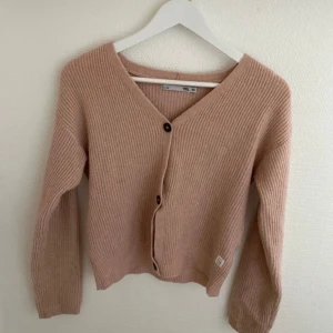 Ljusrosa kofta ifrån Lager 157💕 - Säljer en ljusrosa kofta från Lager 157 med knappar. Endast använt 1 gång och säljer pågrund av att jag har många liknade. Storlek 150💕 