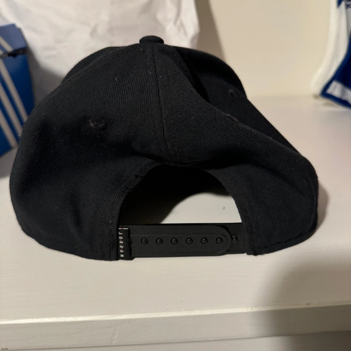 Svart keps med röd logga - 1