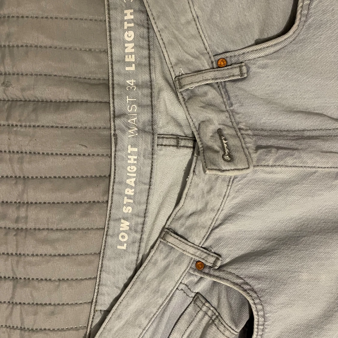 Ljusgrå jeans med fransar - 1