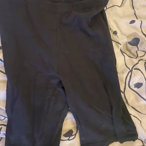 Cykel byxor - Säljer ett par svarta shorts i en enkel design. Perfekta för en avslappnad stil.