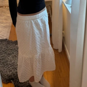 Vit kjol från Lindex - Säljer en söt vit halvlång kjol från Lindex. Har en fläck på framsidan men inget man tänker på. Perfekt för en sommardag! 🌸