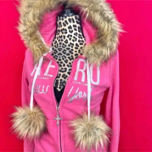 2000s aeropostale fur zip up - ✰*฿✩‧₊˚ läs gärna köpvillkoren &  beskrivningen innan  jättefin fur zip up från aeropostale i mycket gott skick, lite nopprig här o där men annars fint skick! sitter som M, inga bilder på eller prisförslag <3