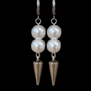 Pärlörhängen med hänge - Eleganta örhängen med två vita pärlor och silverfärgade hängen. Perfekta för att ge en stilren touch till din outfit, men tål tyvärr inte vatten. 
