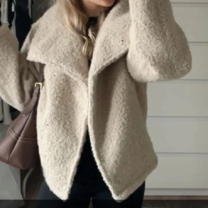 Beige teddyjacka - Mysig beige teddyjacka med en oversized passform. Jackan har långa ärmar och en stor krage. Perfekt för vintern och våren!!🥰🥰passar både S och M