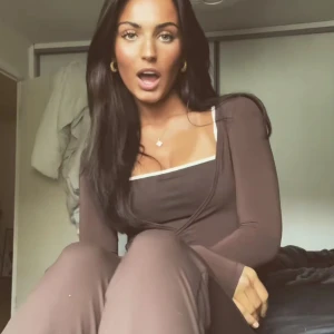 Exercere topp och omlott kofta  - Så fiiin topp och omlott kofta som man kan ha som mys kläder men också träningskläder. Från exercere nypris runt 1300. Säljer både toppen och koftan tillsammans. Såååå snygg o så populär 🤎🧸🌟🤩🤩💓💓