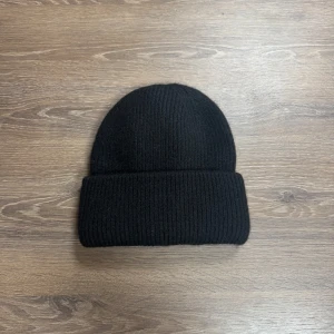 Satinmössa svart 🖤 - Här har vi våran svarta satin mössa!! De svarta mössorna kommer med ett rött glansigt satintyg insytt för att skona håret🥰 Mössan är stretchig och passar alla!! Priset ligger på 299kr+frakt 59kr och betalningen sker via vår företags swish!!