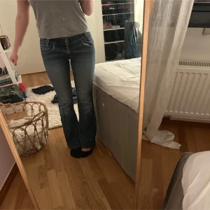 Lågmidjade bootcut jeans  - Super snygga lågmidjade bootcut jeans från lee. Köpta här på Plick men tyvärr lite för stora. Lite slitna längst ner men uppsydda så syns inte om man inte väljer att sprätta. Pris är diskuterbart. OBS! inte mina bilder, skriv för fler💗