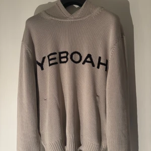 Beige hoodie från COS x YEBOAH - Säljer en snygg beige hoodie från COS x YEBOAH med svart text på framsidan och en svart stjärna på baksidan. Tröjan har en avslappnad passform och är perfekt för en stilren look. Den är tillverkad i ett mjukt material som känns skönt mot huden.