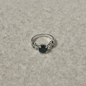 Fleur De Lis Black Stone Ring - US storlek 6.5, diameter cirka 16.9 mm, omkrets cirka 53.2 mm.  Blanda och matcha dina favoriter! Köp flera artiklar tillsammans för rabatt och spara på frakten.  #silver #ring #vintage #smycken #klassisk
