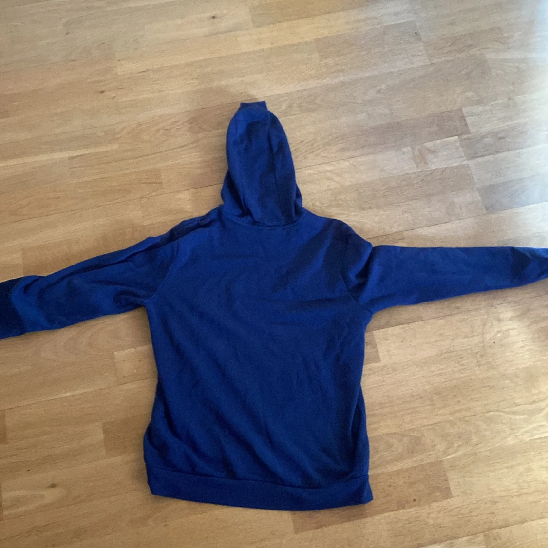 Marin blå hoodie från Adidas - 1
