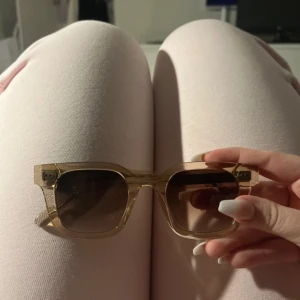 Chimi 04 ecru - Snygga solglasögon, knappt använda!❤️ 