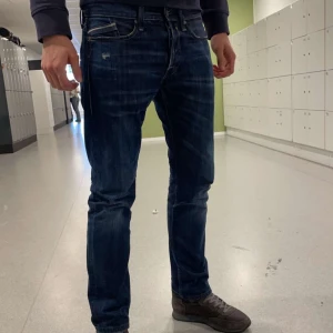 Mörkblå jeans från Replay - Snygga mörkblå jeans från Replay med en liten slitning vid fickan, fråga om du har frågor.                         (Öppen för byten)