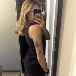 Marinblå klänning  - Marinblå klänning från Brandy Melville som slutar över knäna. Använd extremt få gånger så den är i nyskick✨