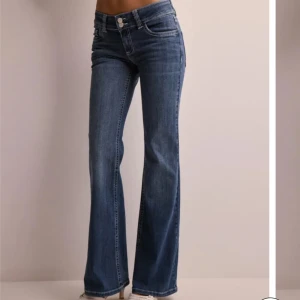 Nelly jeans - Nya nelly jeans utan prislapp, nypris 699 säljer för 450 💗 Bara att höra av sig vid egna bilder eller andra frågor. Säljer pga för små för mig. 💗