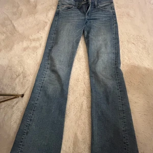 Blå jeans från Gina Tricot - Basic blåa jeans från Gina. 
