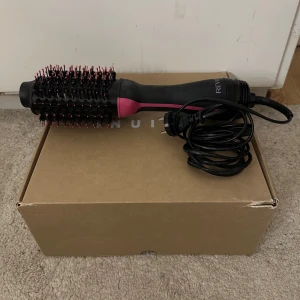 Värmeborste från Revlon - Används inte längre, använd 3-4 ggr. Lite smutsig men inget man tänker på