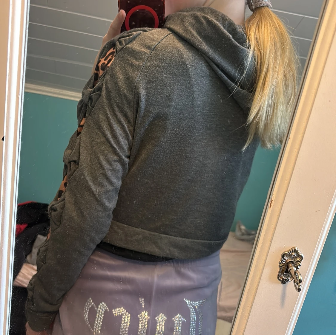 Grå leopardmönstrad hoodie - 2