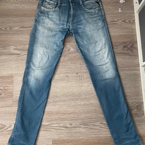 Replay anbass - Snygga blå jeans från Replay med modellen anbass,litet hål på knät men inget man tänker på, hör av er vid frågor kan sänka vid snabbaffär🤗STRL w29 L32