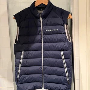 Sailracing väst - Snygg mörkblå Sail racing väst som tyvärr blivit för liten för mig, nypris på över 2000kr och är i fint skick 