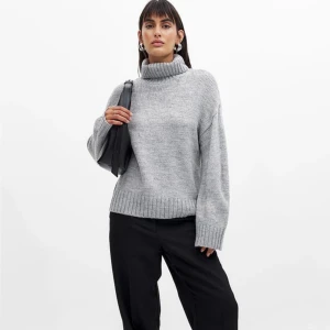 Grå stickad polotröja - Säljer en mysig grå stickad polotröja som endast är använd 1 gång ❤️