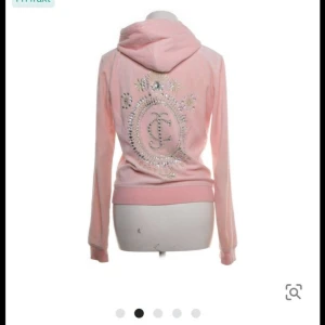 Rosa hoodie från Juicy Couture - Säljer en rosa hoodie från Juicy Couture med glittriga detaljer och logotyp på ryggen. Tröjan har långa ärmar och en dragkedja framtill. Fläckar var där när jag fick fram den men går säkert att få bort med vanish eller i tvätten.
