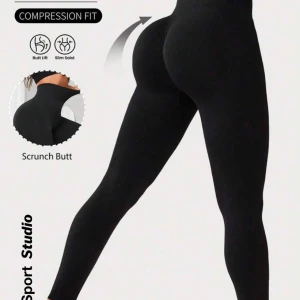 Svarta tights  - Svarta leggings med kompressionseffekt som lyfter och formar. Designade med scrunch butt för en smickrande passform. Perfekta för träning och ger en slimmad siluett.