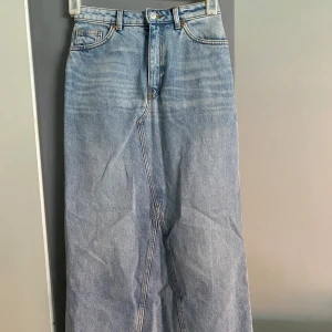Lång jeanskjol - Högmidjad jeanskjol, oanvänd!💕