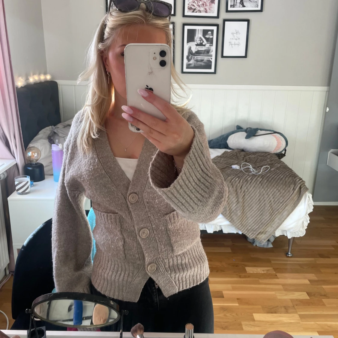 Beige stickad kofta med knappar